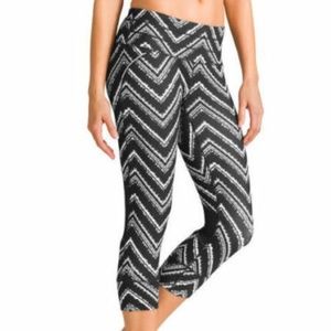 Athleta Relay Crop Capri Leggings Chevron/Zig Zag